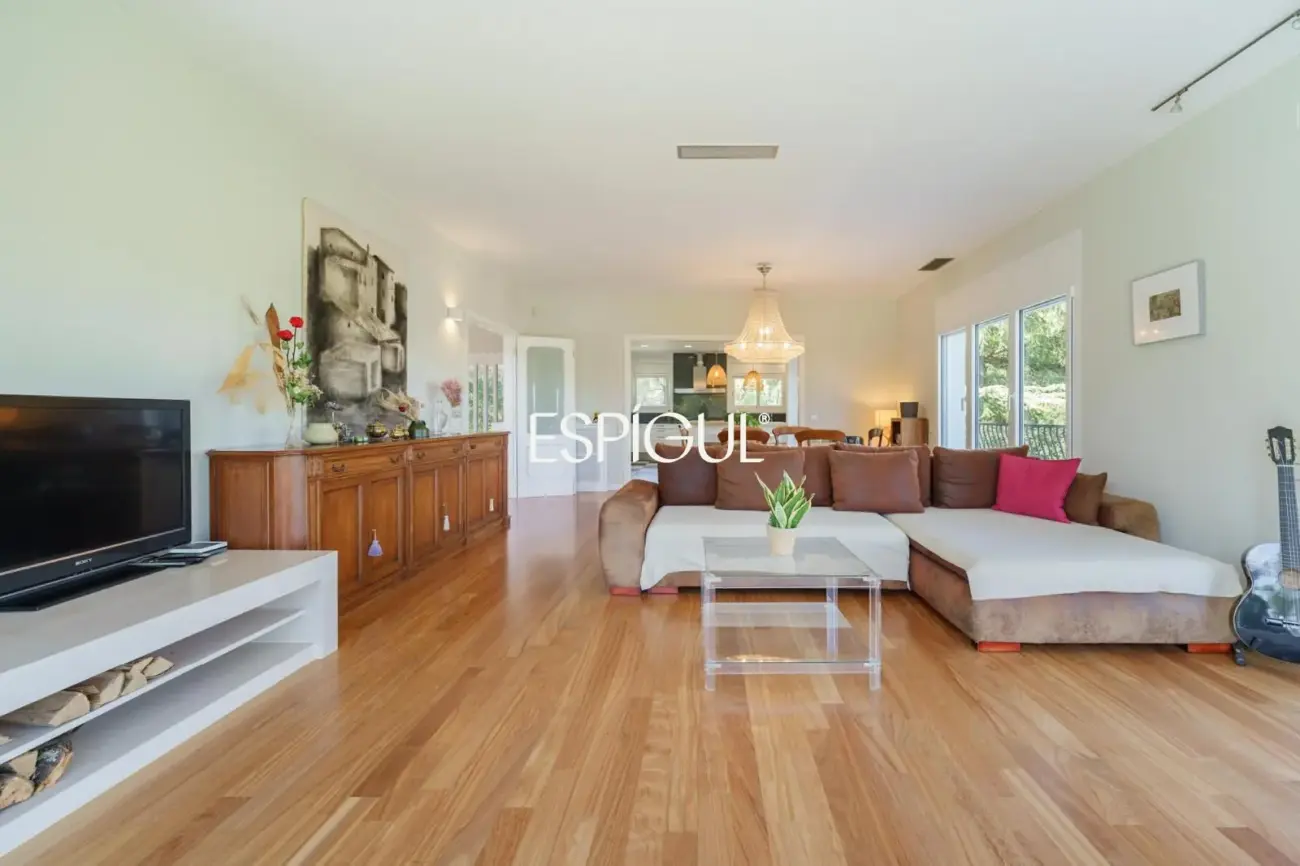 Casa en venta con jardín, piscina y vistas aireadas, en Bellaterra