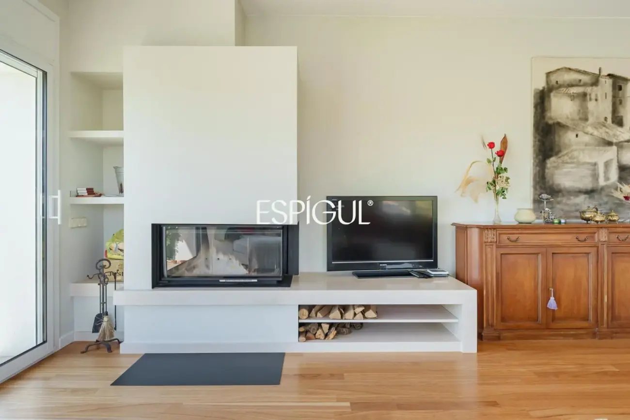 Casa en venta con jardín, piscina y vistas aireadas, en Bellaterra