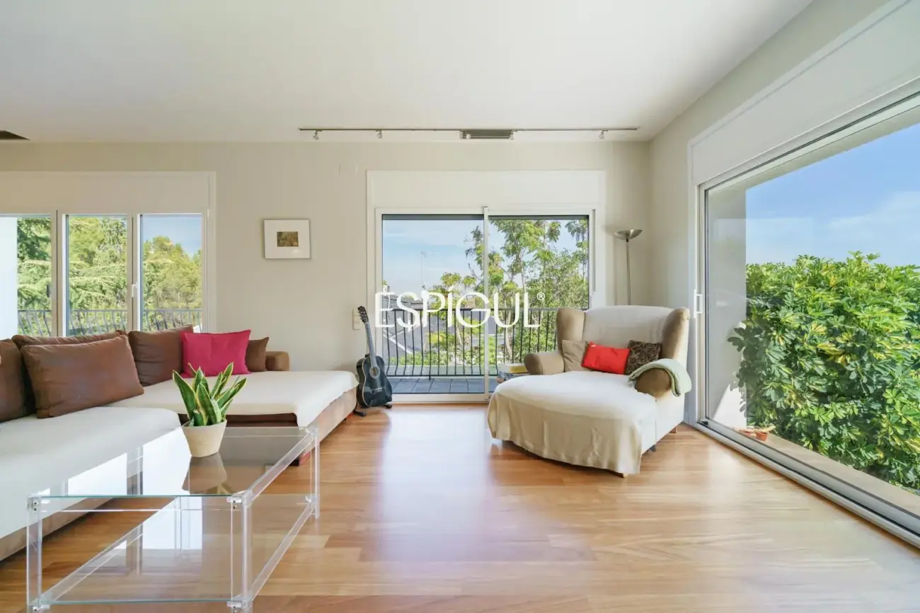 Casa en venta con jardín, piscina y vistas aireadas, en Bellaterra
