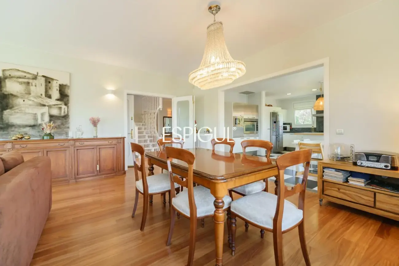 Casa en venta con jardín, piscina y vistas aireadas, en Bellaterra