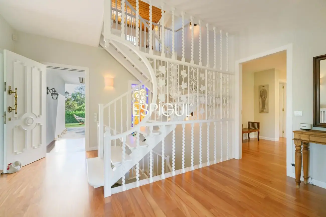 Casa en venta con jardín, piscina y vistas aireadas, en Bellaterra