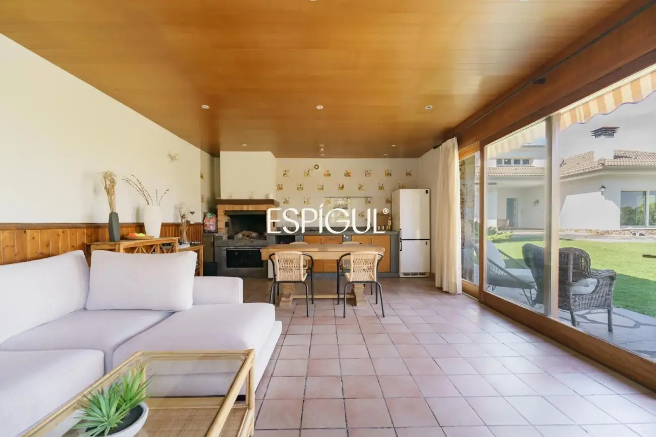 Casa en venta con jardín, piscina y vistas aireadas, en Bellaterra
