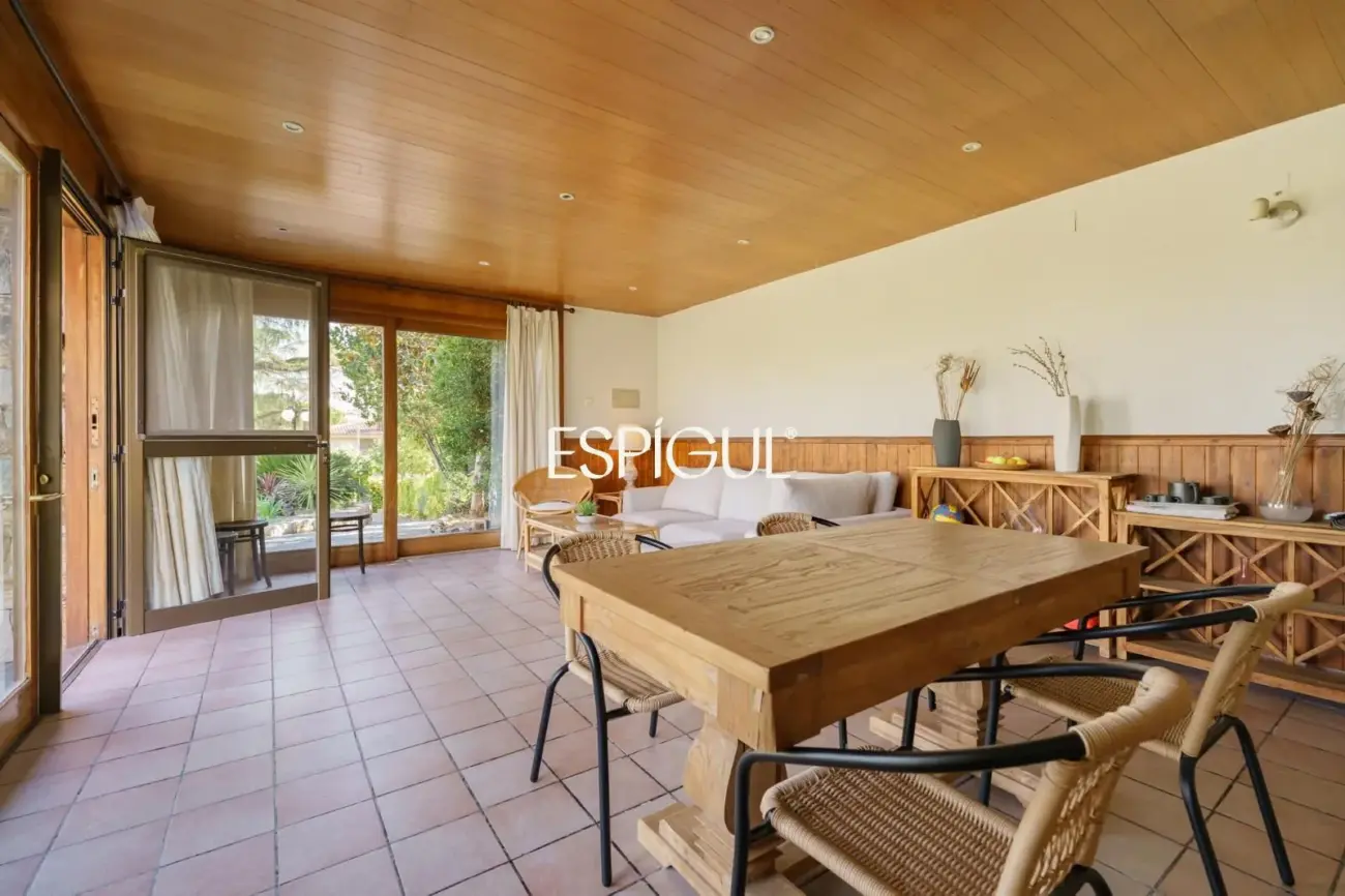 Casa en venta con jardín, piscina y vistas aireadas, en Bellaterra
