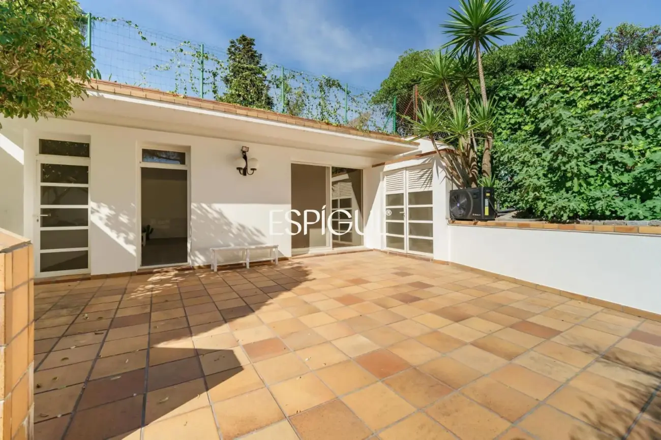 Casa en venta con jardín, piscina y vistas aireadas, en Bellaterra