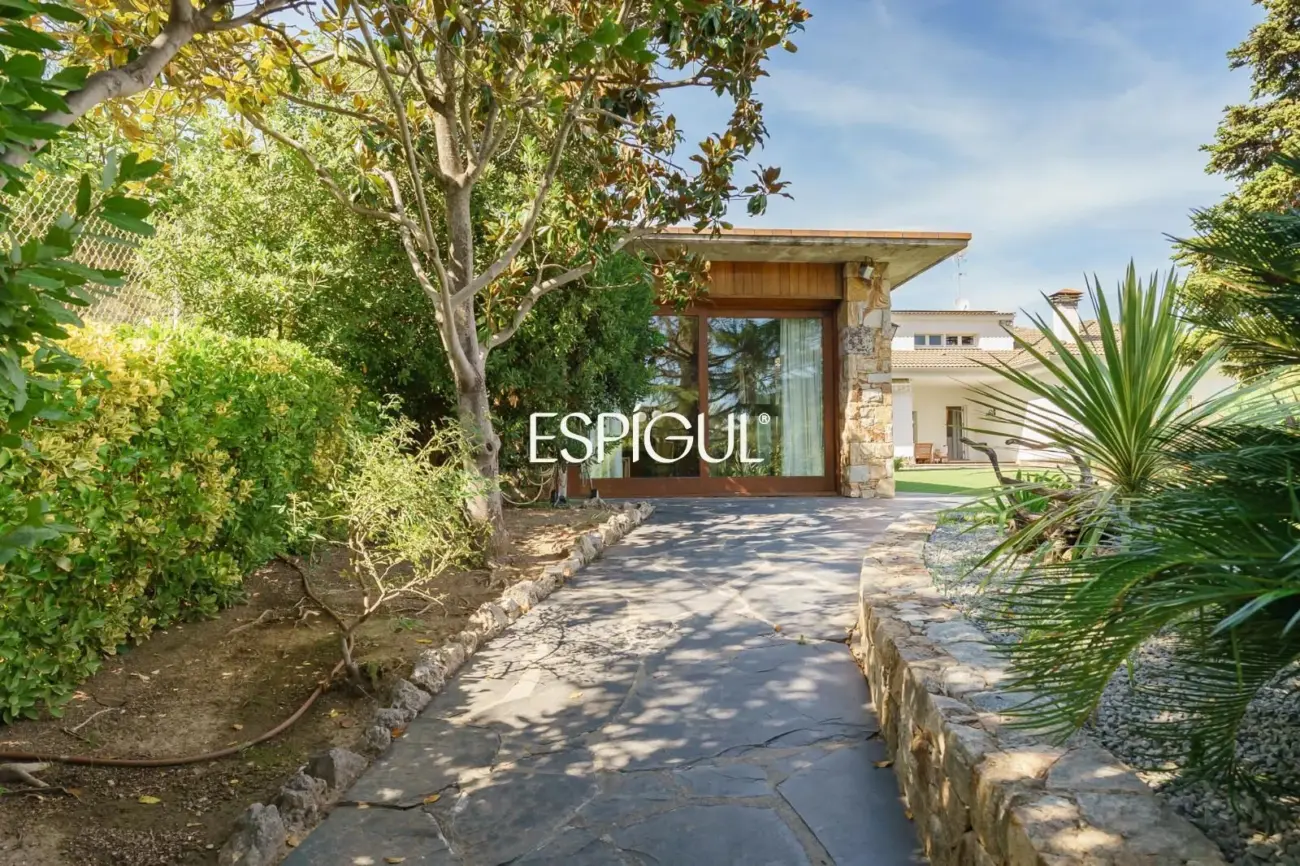Casa en venta con jardín, piscina y vistas aireadas, en Bellaterra