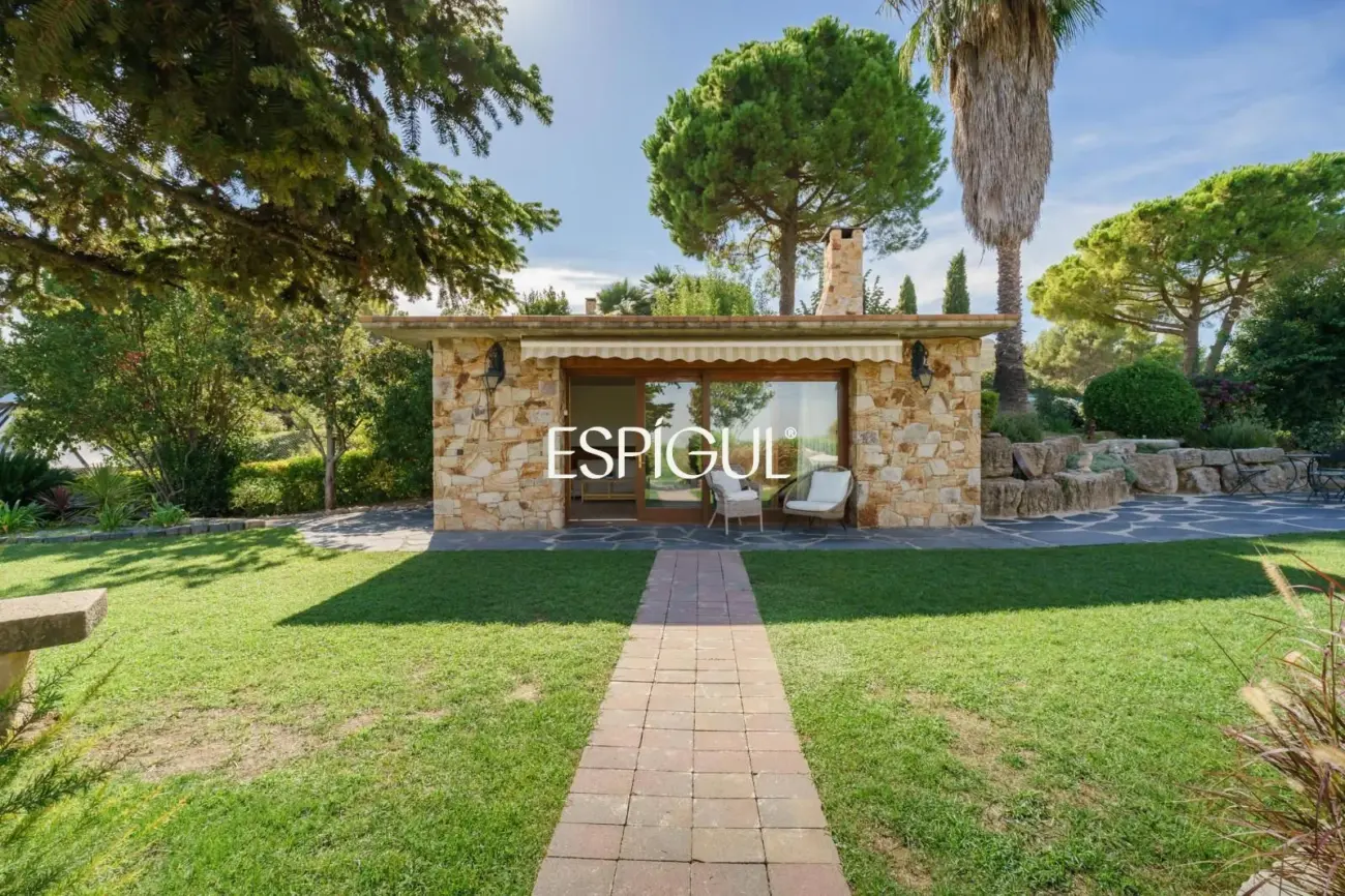 Casa en venta con jardín, piscina y vistas aireadas, en Bellaterra