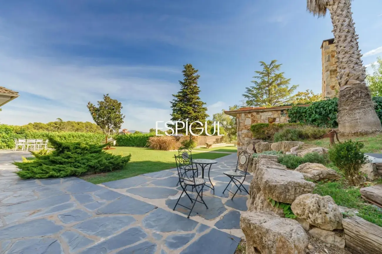 Casa en venta con jardín, piscina y vistas aireadas, en Bellaterra