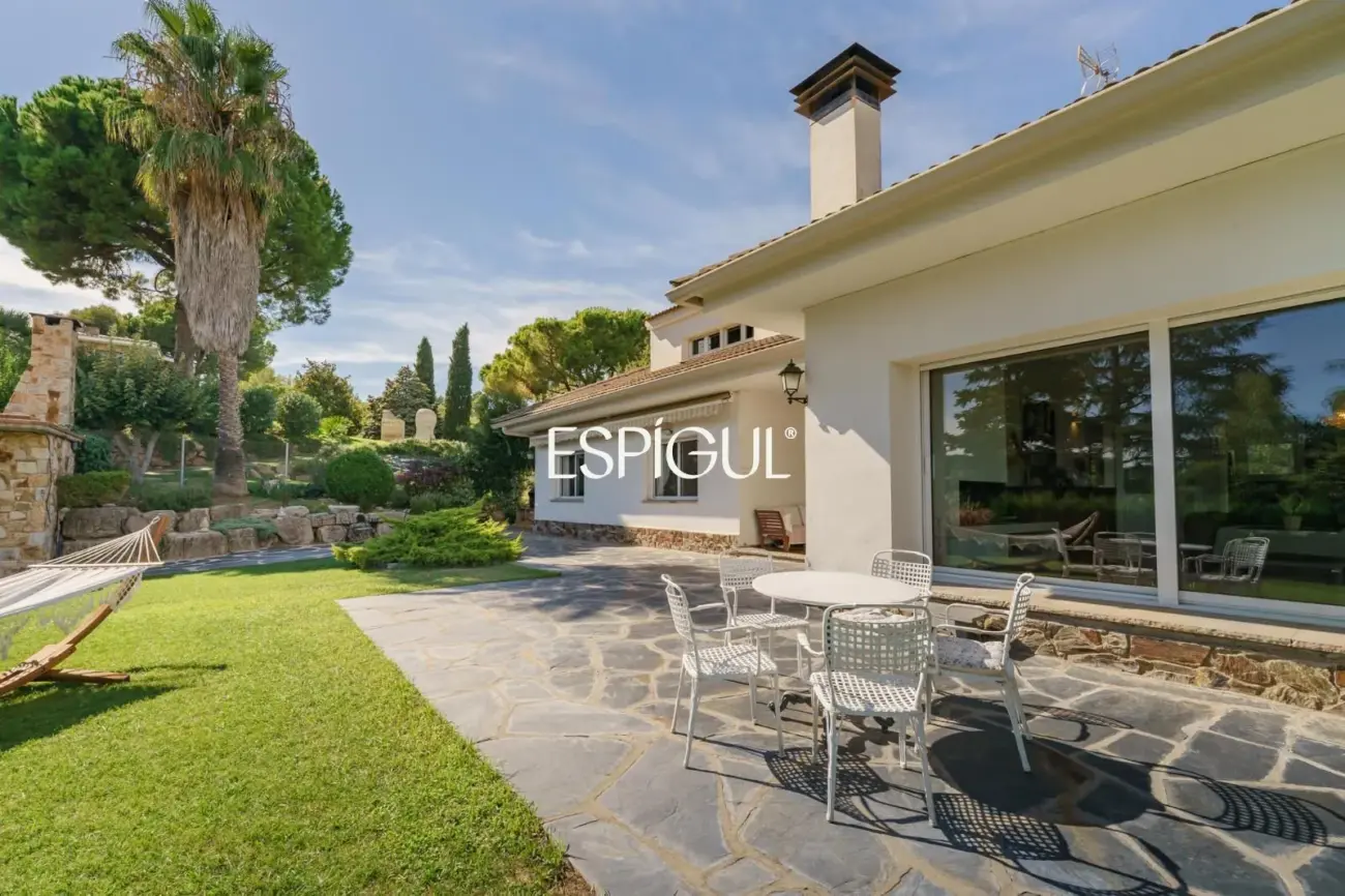 Casa en venta con jardín, piscina y vistas aireadas, en Bellaterra