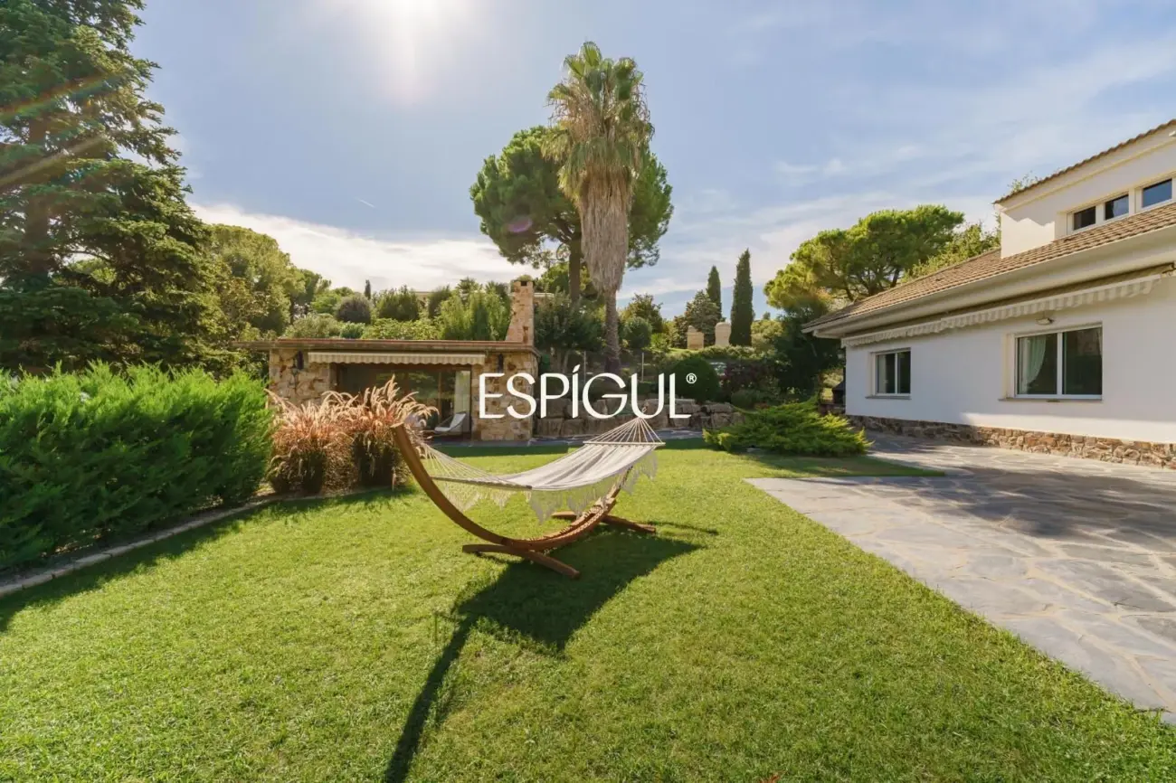 Casa en venta con jardín, piscina y vistas aireadas, en Bellaterra