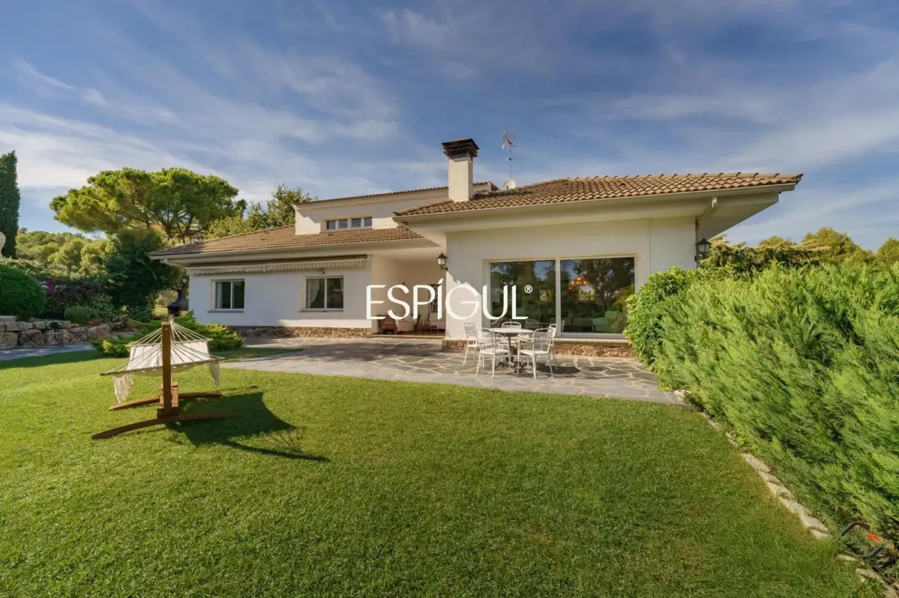Casa en venta con jardín, piscina y vistas aireadas, en Bellaterra