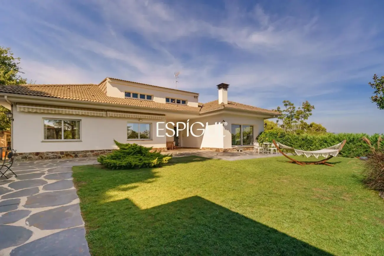 Casa en venta con jardín, piscina y vistas aireadas, en Bellaterra