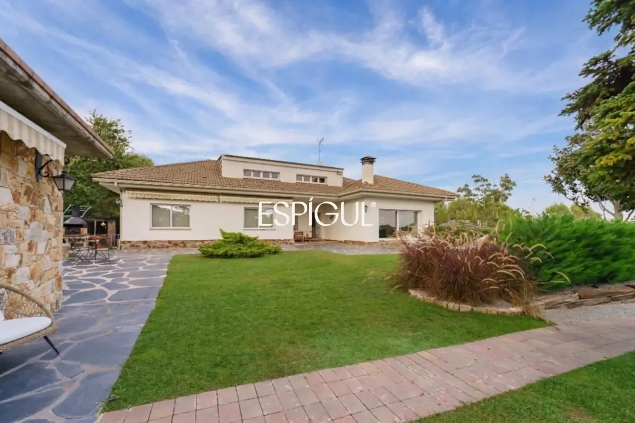 Casa en venta con jardín, piscina y vistas aireadas, en Bellaterra