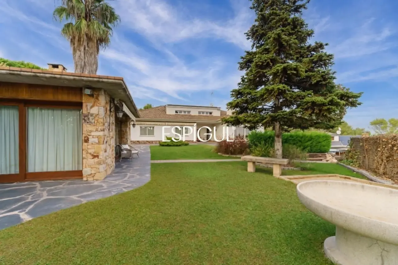 Casa en venta con jardín, piscina y vistas aireadas, en Bellaterra
