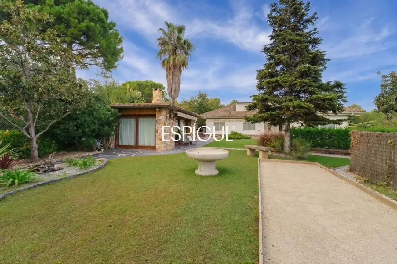 Casa en venta con jardín, piscina y vistas aireadas, en Bellaterra