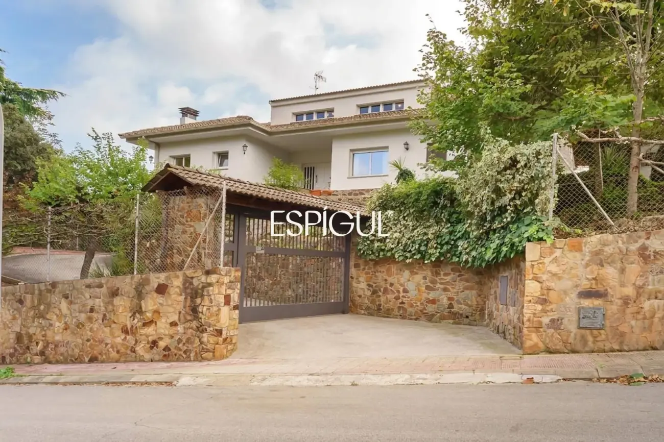 Casa en venta con jardín, piscina y vistas aireadas, en Bellaterra