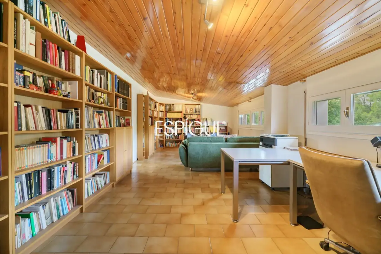Casa en venta con jardín, piscina y vistas aireadas, en Bellaterra