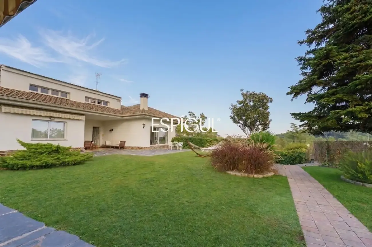 Casa en venta con jardín, piscina y vistas aireadas, en Bellaterra