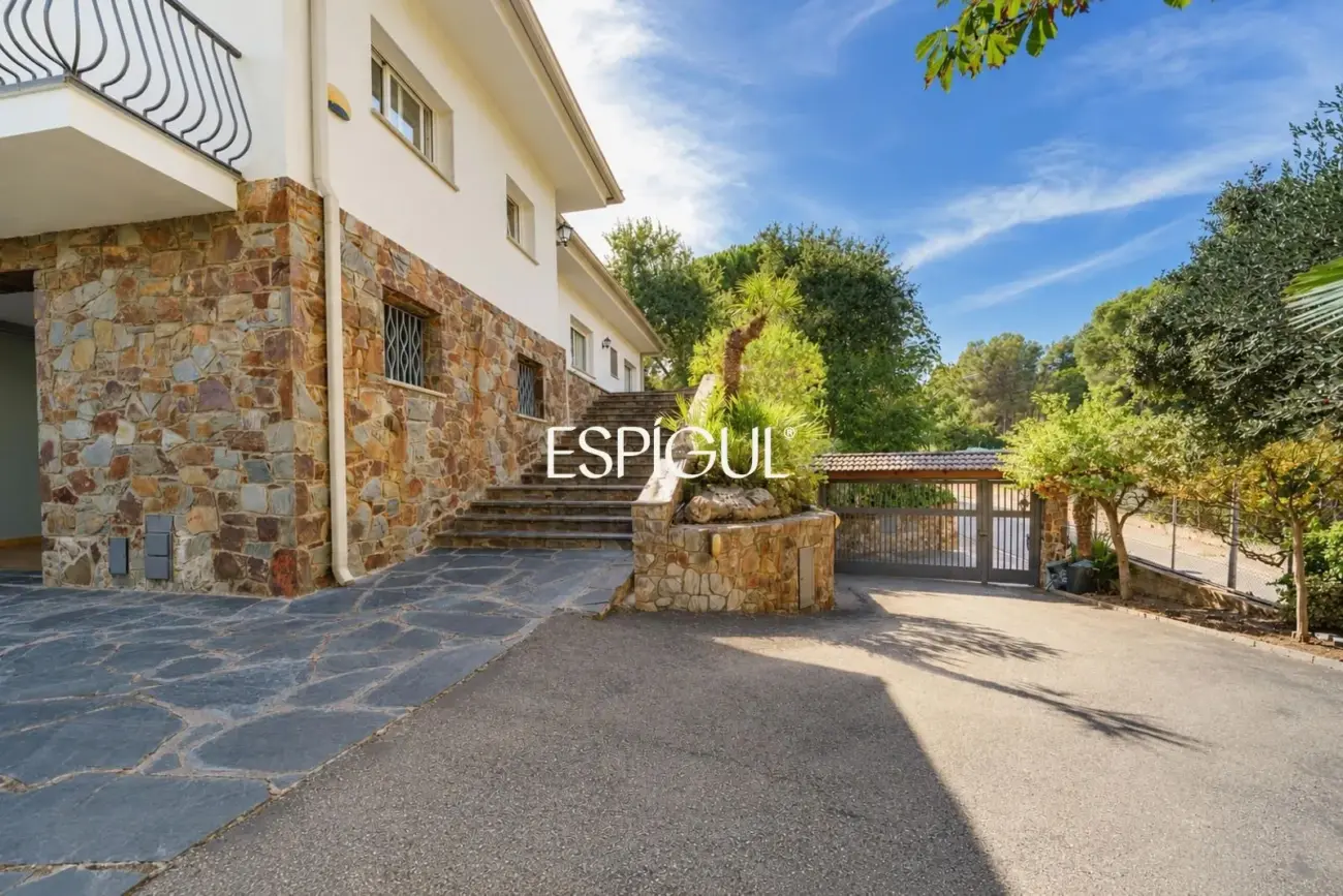 Casa en venta con jardín, piscina y vistas aireadas, en Bellaterra