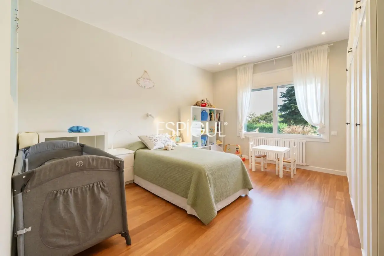 Casa en venta con jardín, piscina y vistas aireadas, en Bellaterra