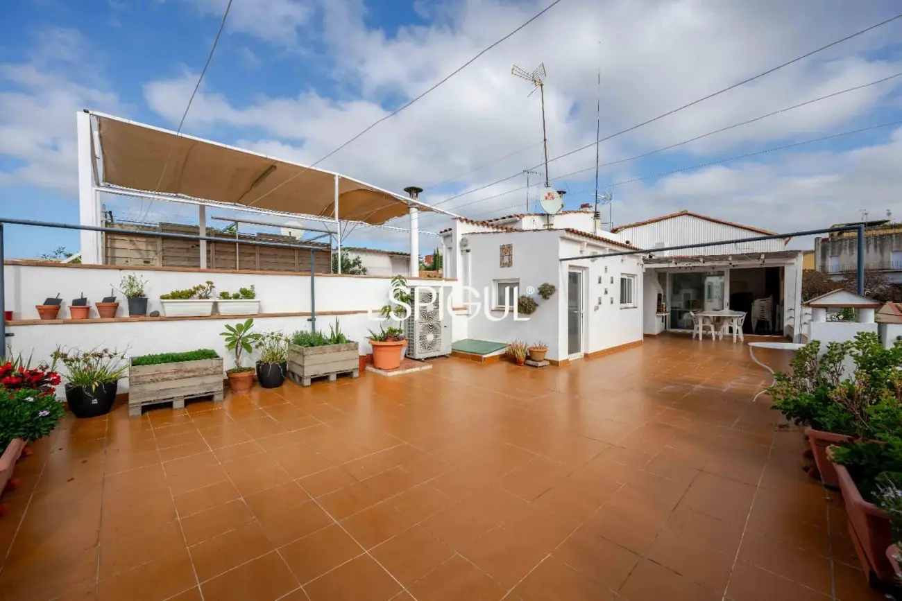 Casa esquinera con gran terraza en Sant Feliu de Guíxols