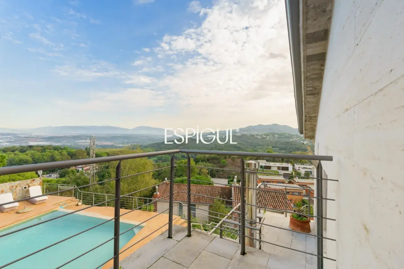 Casa cantonera amb vistes panoràmiques, piscina privada i màxima privacitat a Torre Tavernera