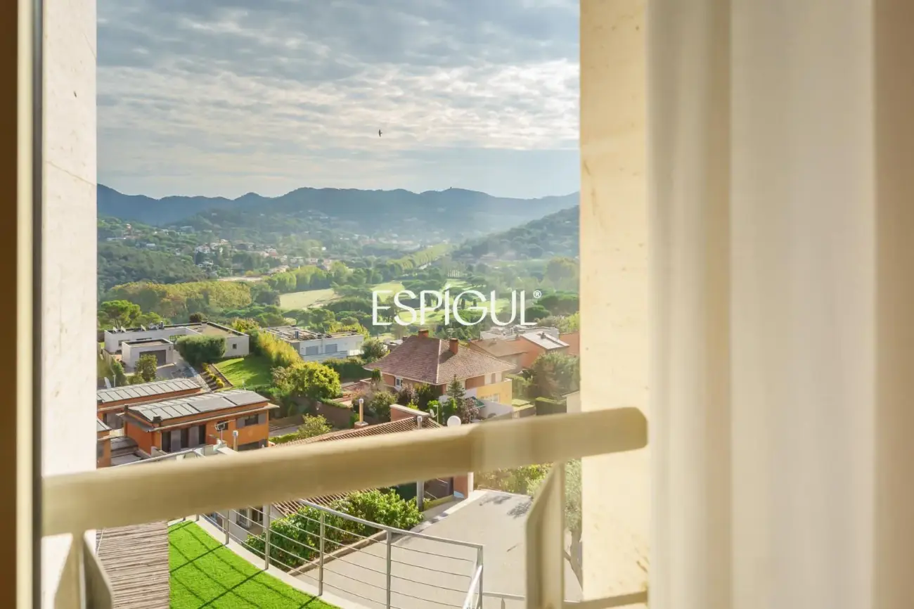 Casa cantonera amb vistes panoràmiques, piscina privada i màxima privacitat a Torre Tavernera