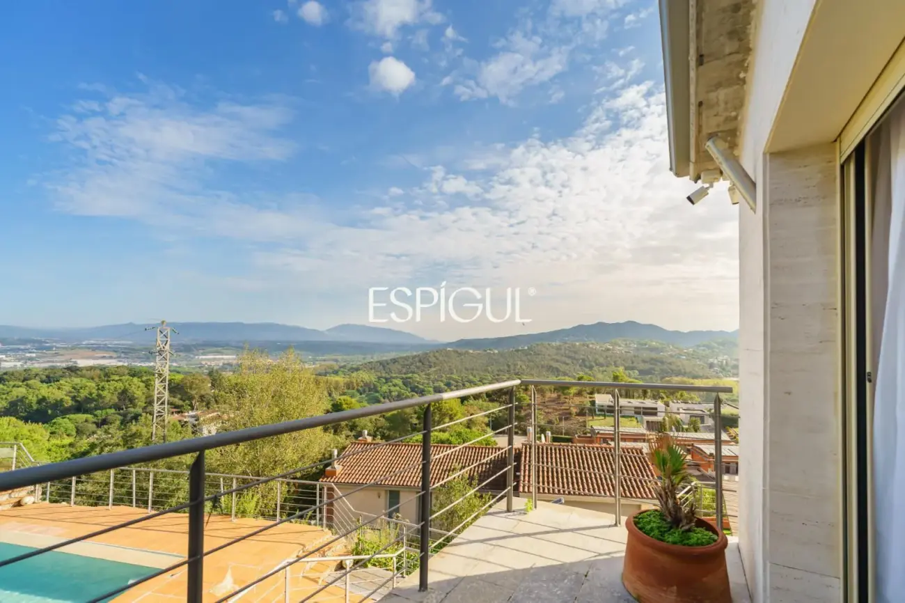 Casa cantonera amb vistes panoràmiques, piscina privada i màxima privacitat a Torre Tavernera
