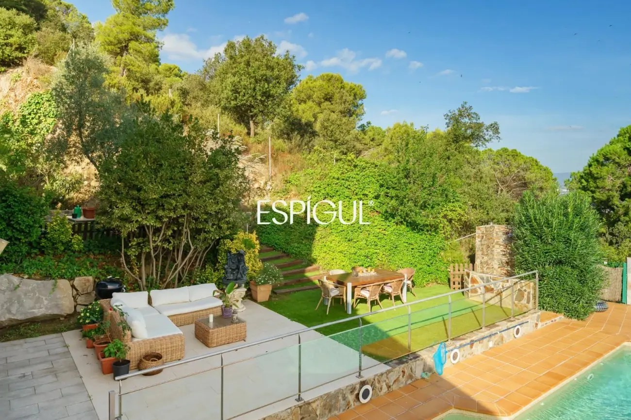 Casa cantonera amb vistes panoràmiques, piscina privada i màxima privacitat a Torre Tavernera