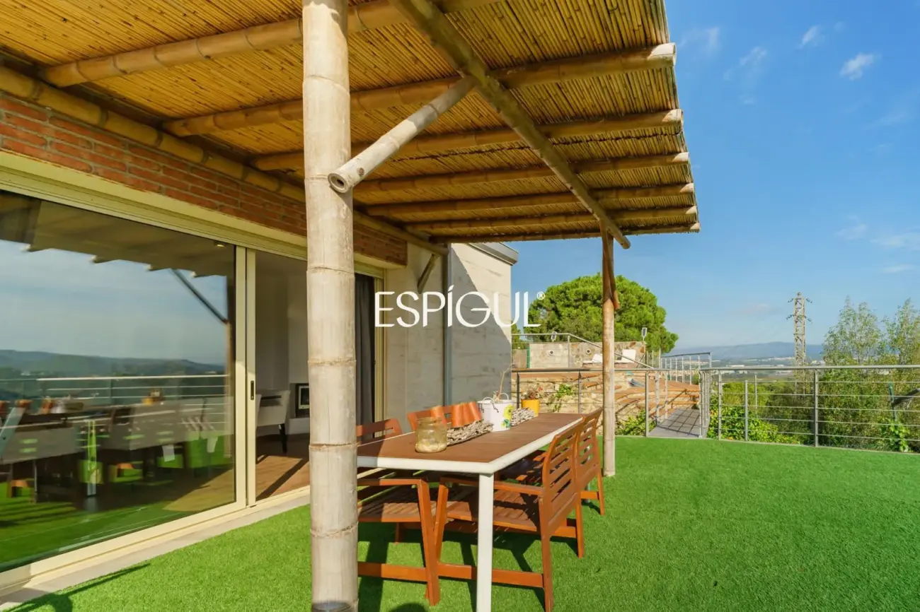 Casa cantonera amb vistes panoràmiques, piscina privada i màxima privacitat a Torre Tavernera