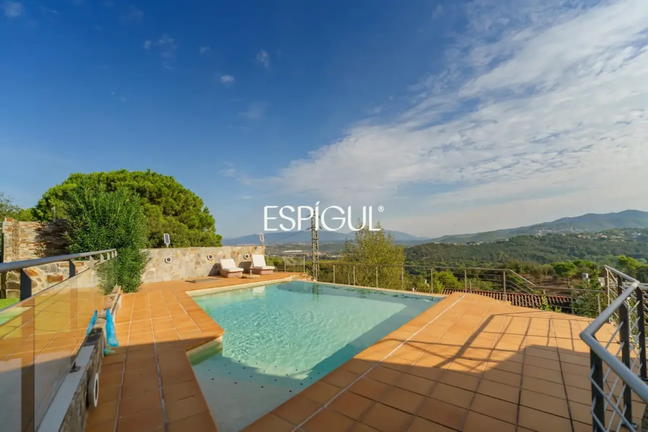 Casa cantonera amb vistes panoràmiques, piscina privada i màxima privacitat a Torre Tavernera