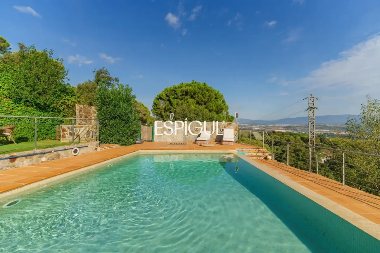 Casa cantonera amb vistes panoràmiques, piscina privada i màxima privacitat a Torre Tavernera