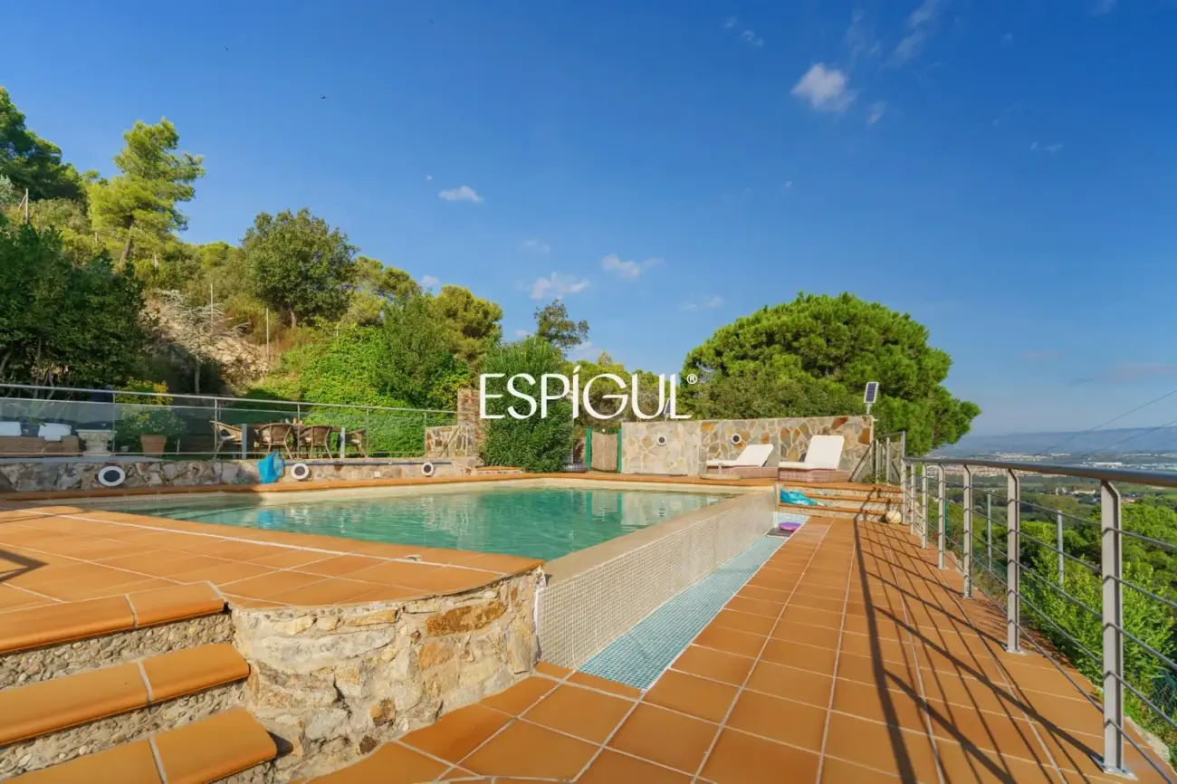 Casa cantonera amb vistes panoràmiques, piscina privada i màxima privacitat a Torre Tavernera