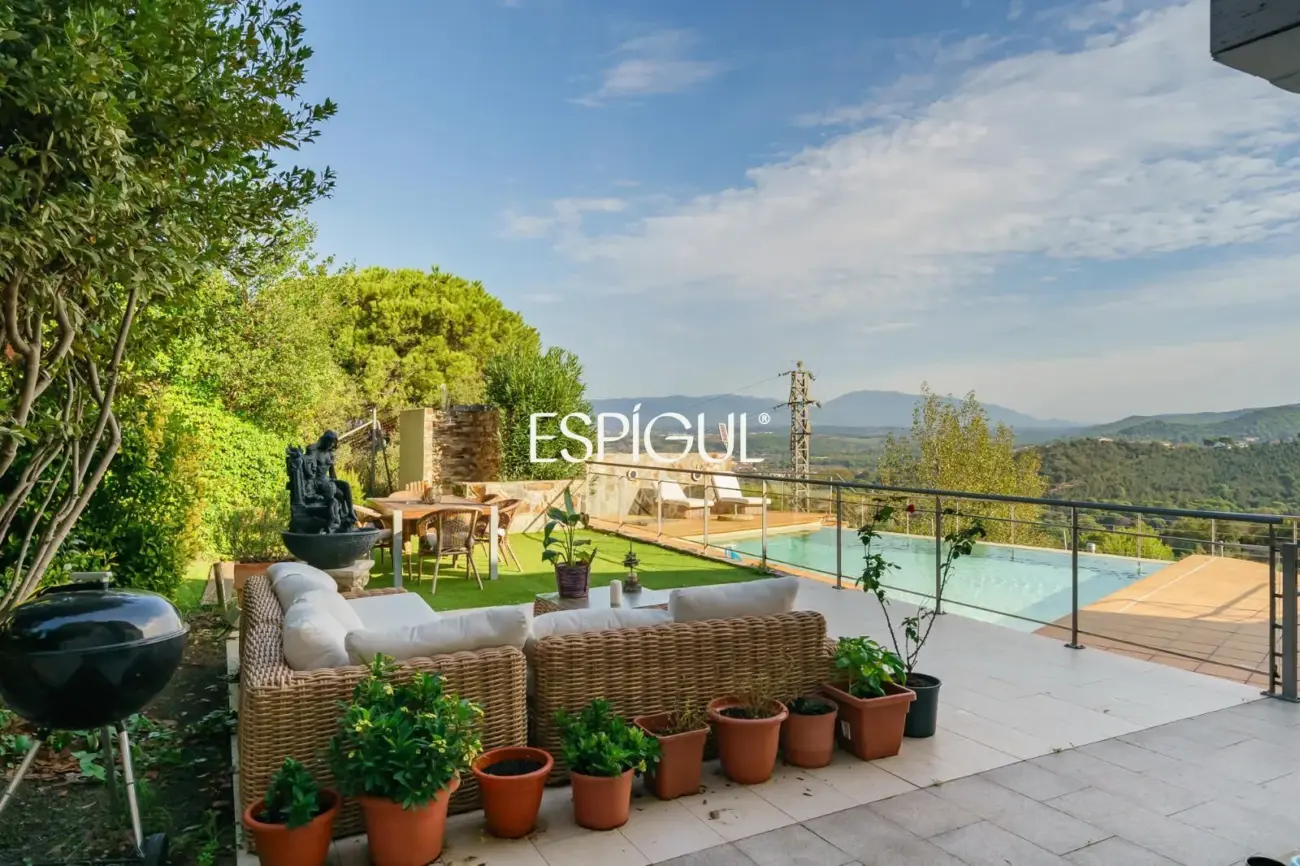 Casa cantonera amb vistes panoràmiques, piscina privada i màxima privacitat a Torre Tavernera