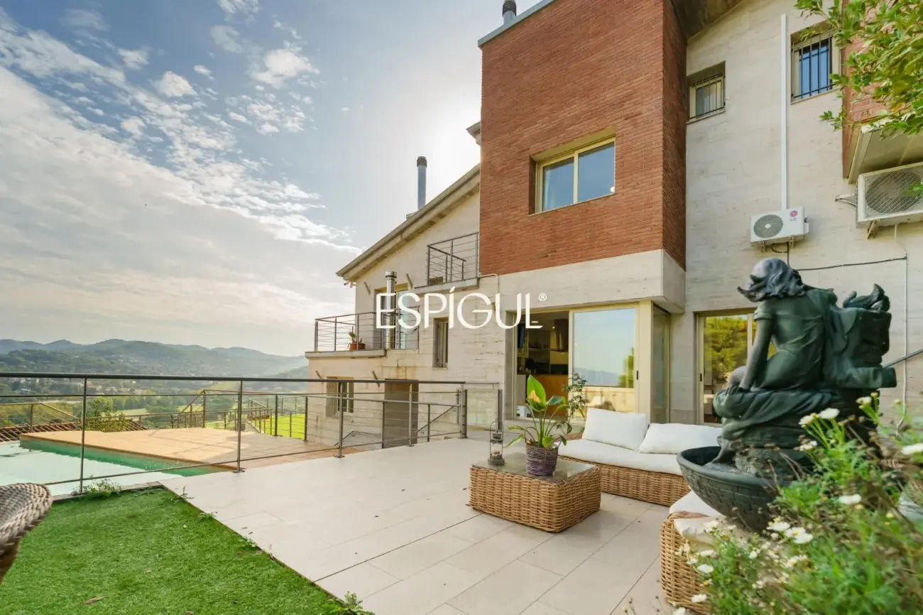 Casa cantonera amb vistes panoràmiques, piscina privada i màxima privacitat a Torre Tavernera