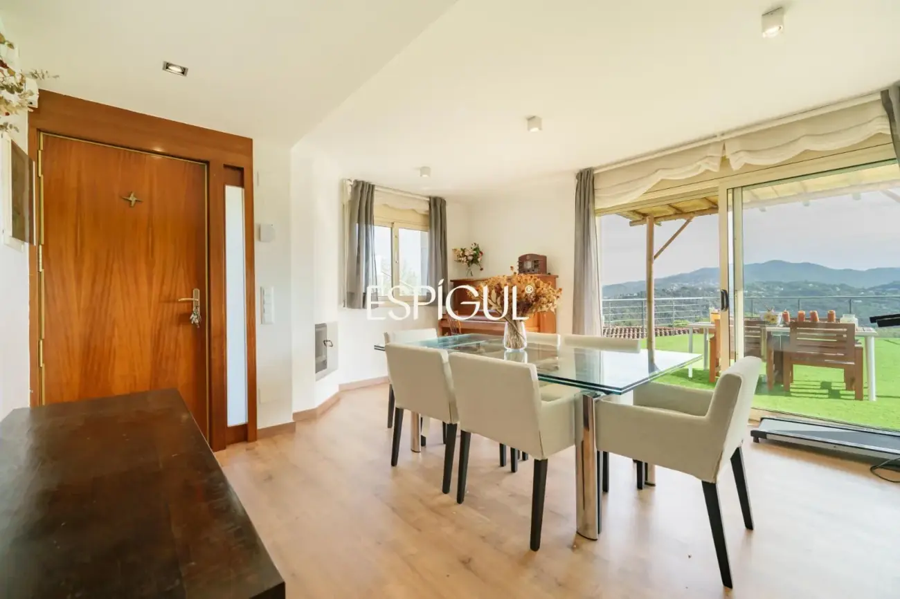 Casa cantonera amb vistes panoràmiques, piscina privada i màxima privacitat a Torre Tavernera