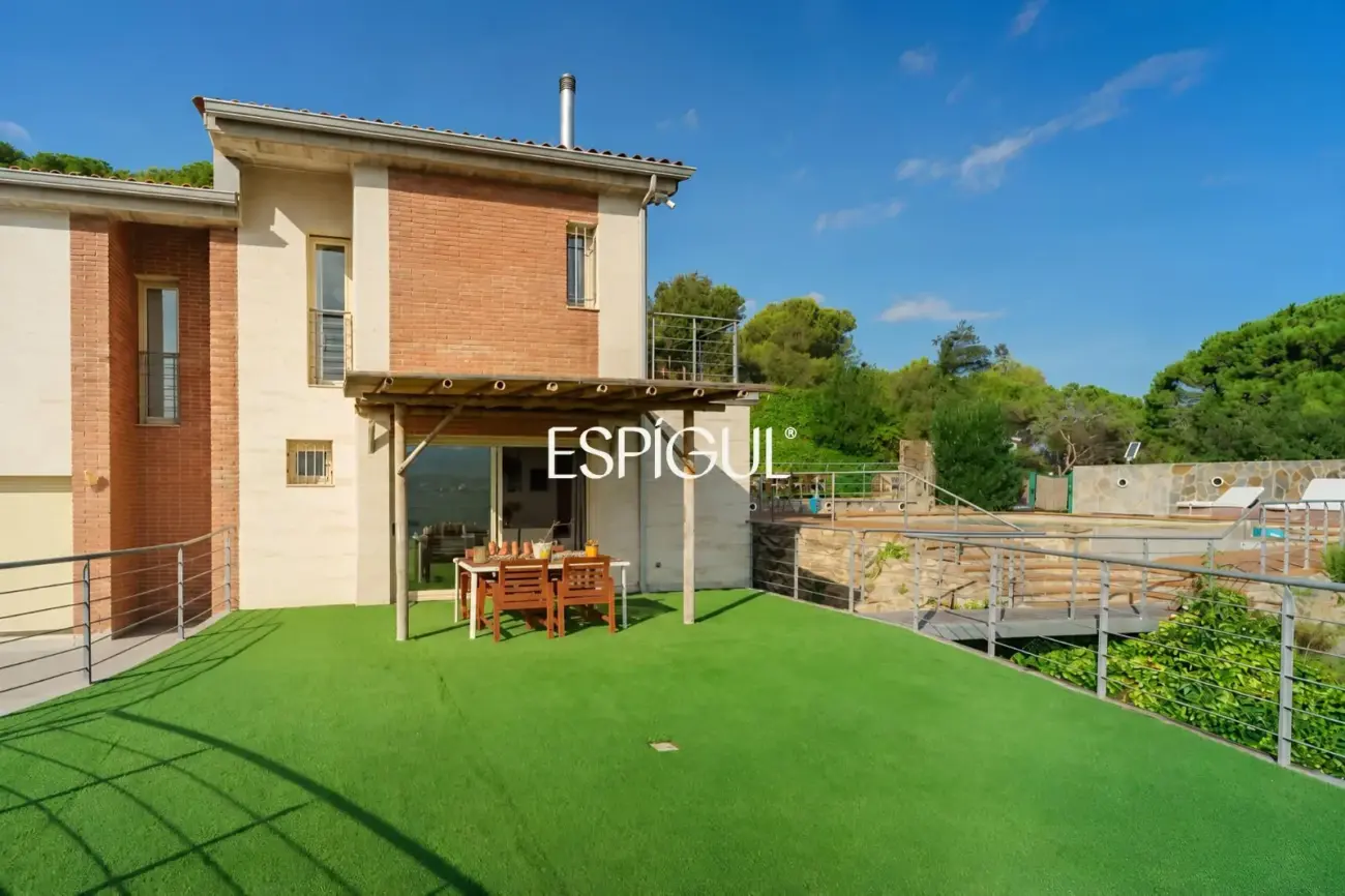 Casa cantonera amb vistes panoràmiques, piscina privada i màxima privacitat a Torre Tavernera
