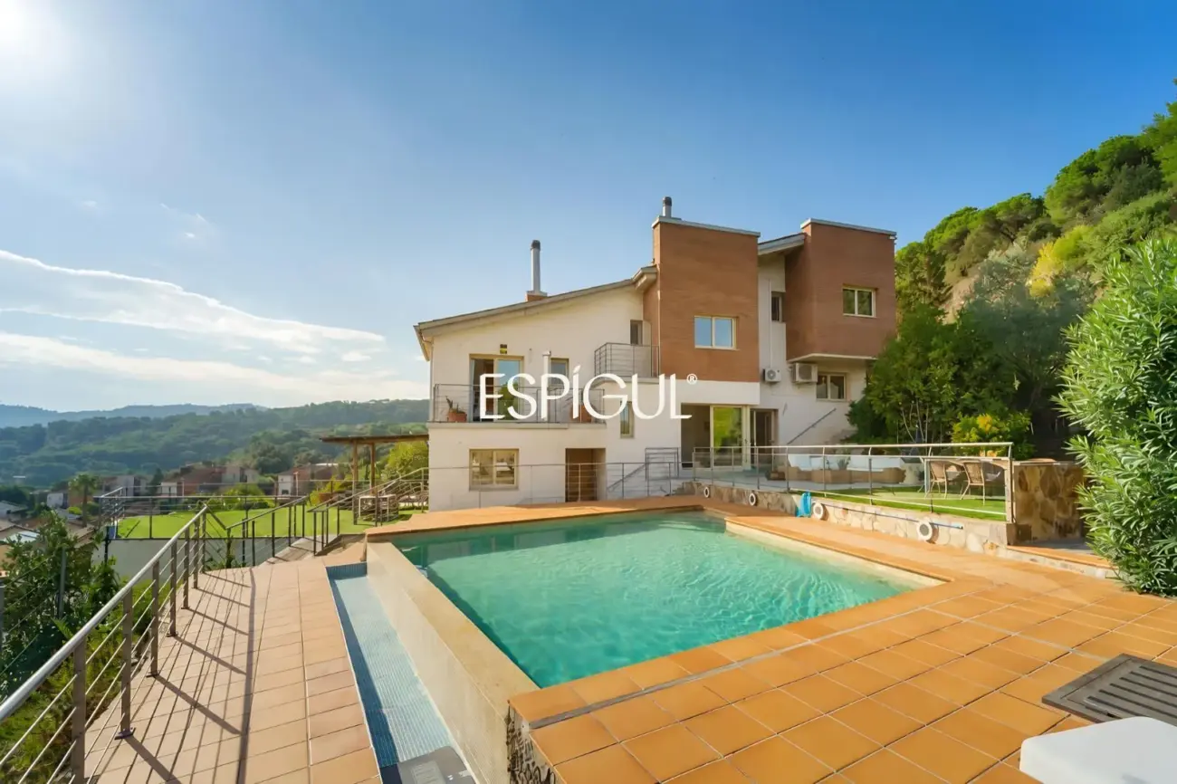 Casa cantonera amb vistes panoràmiques, piscina privada i màxima privacitat a Torre Tavernera