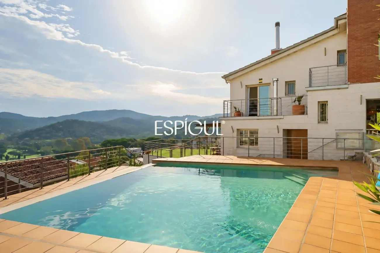 Casa cantonera amb vistes panoràmiques, piscina privada i màxima privacitat a Torre Tavernera