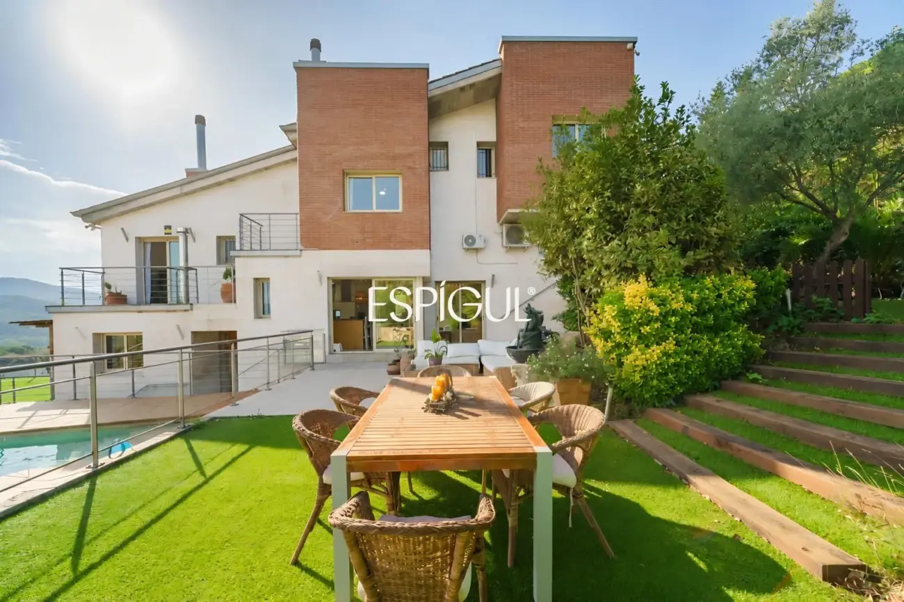 Casa cantonera amb vistes panoràmiques, piscina privada i màxima privacitat a Torre Tavernera