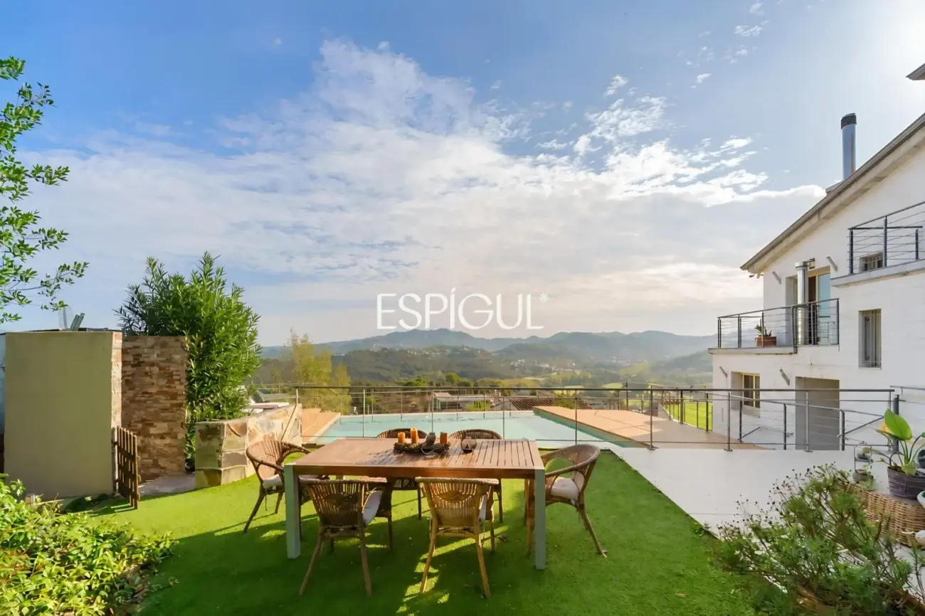 Casa cantonera amb vistes panoràmiques, piscina privada i màxima privacitat a Torre Tavernera