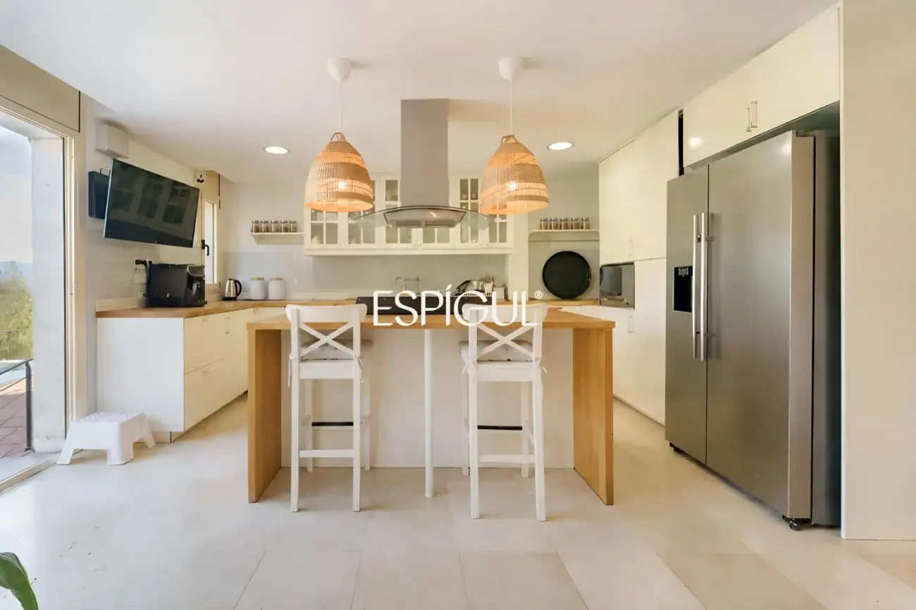 Casa cantonera amb vistes panoràmiques, piscina privada i màxima privacitat a Torre Tavernera