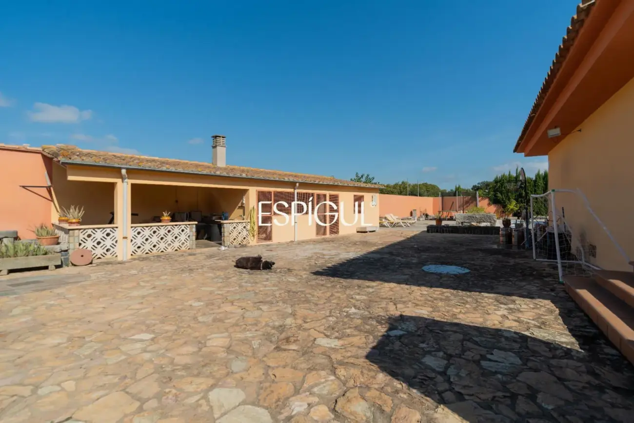 Casa independiente con gran parcela exterior en Mas Aliu