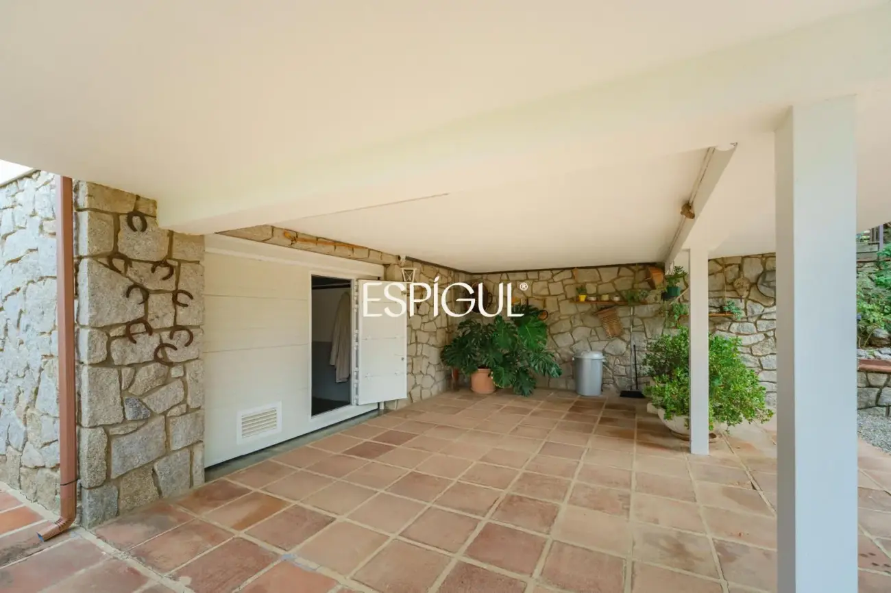 Maison individuelle avec piscine et grand jardin à 2 minutes à pied du centre de Vallromanes