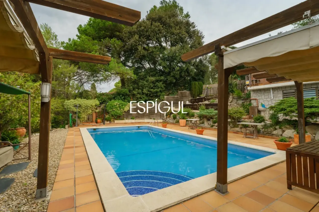 Maison individuelle avec piscine et grand jardin à 2 minutes à pied du centre de Vallromanes