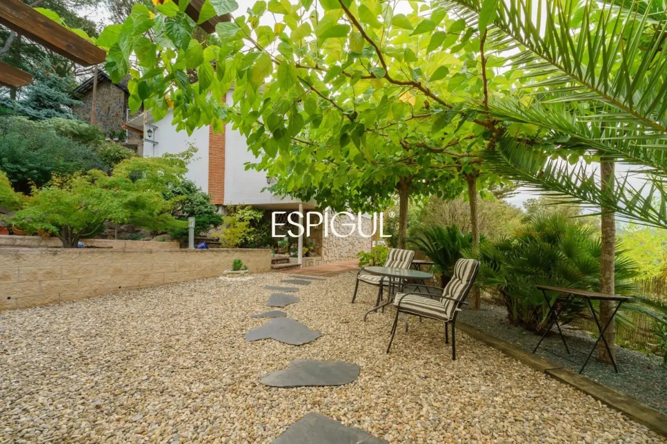 Maison individuelle avec piscine et grand jardin à 2 minutes à pied du centre de Vallromanes