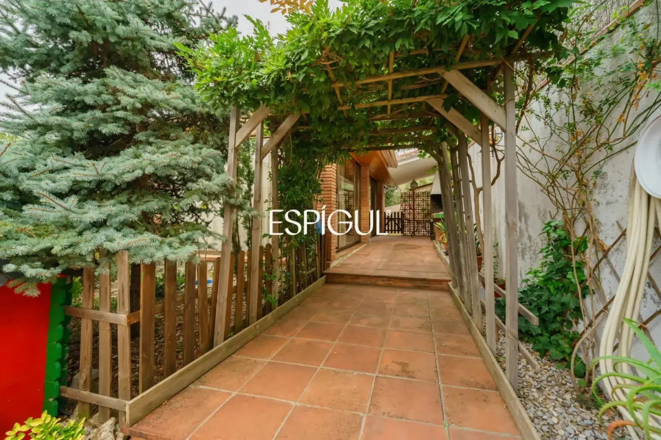 Maison individuelle avec piscine et grand jardin à 2 minutes à pied du centre de Vallromanes