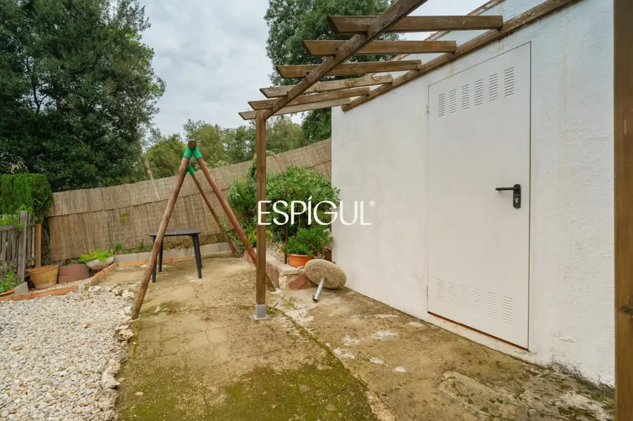 Maison individuelle avec piscine et grand jardin à 2 minutes à pied du centre de Vallromanes