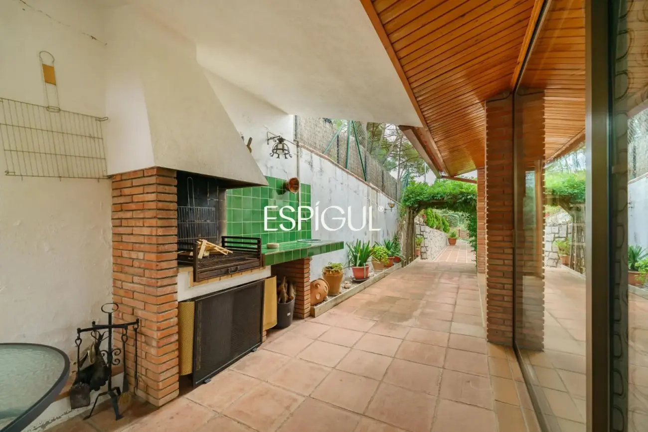 Maison individuelle avec piscine et grand jardin à 2 minutes à pied du centre de Vallromanes