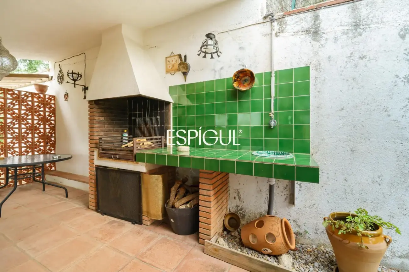 Maison individuelle avec piscine et grand jardin à 2 minutes à pied du centre de Vallromanes