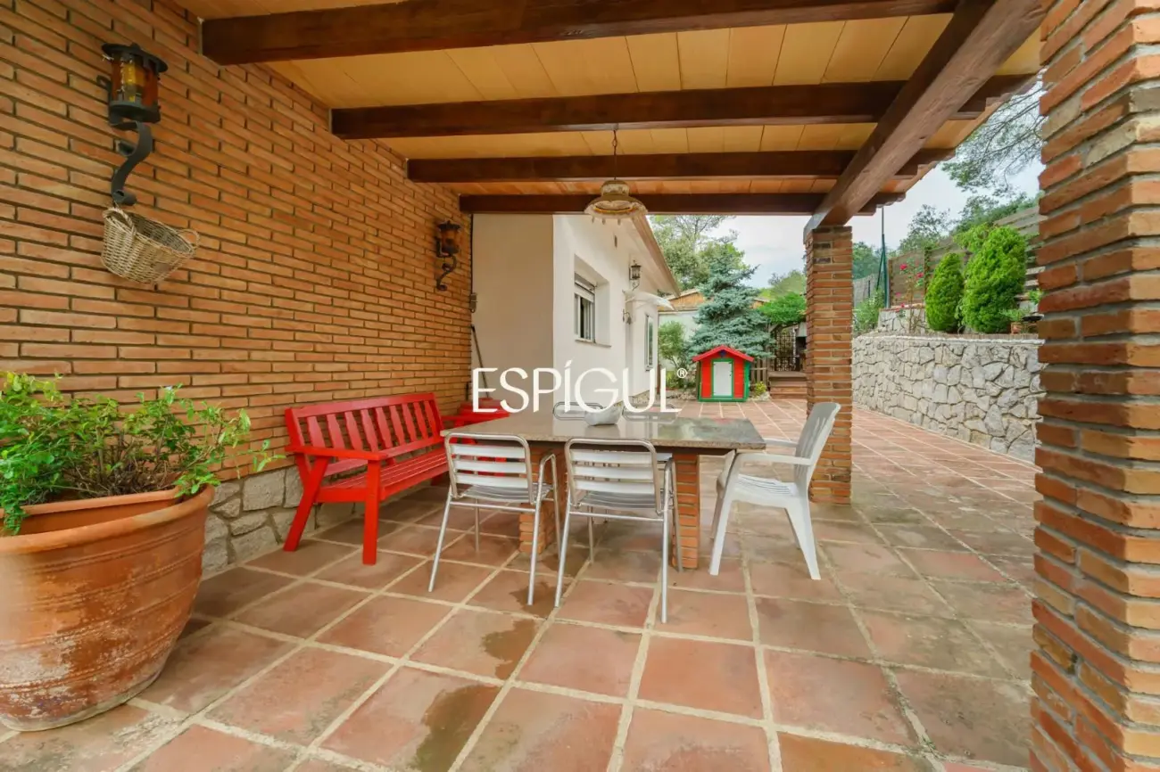 Maison individuelle avec piscine et grand jardin à 2 minutes à pied du centre de Vallromanes